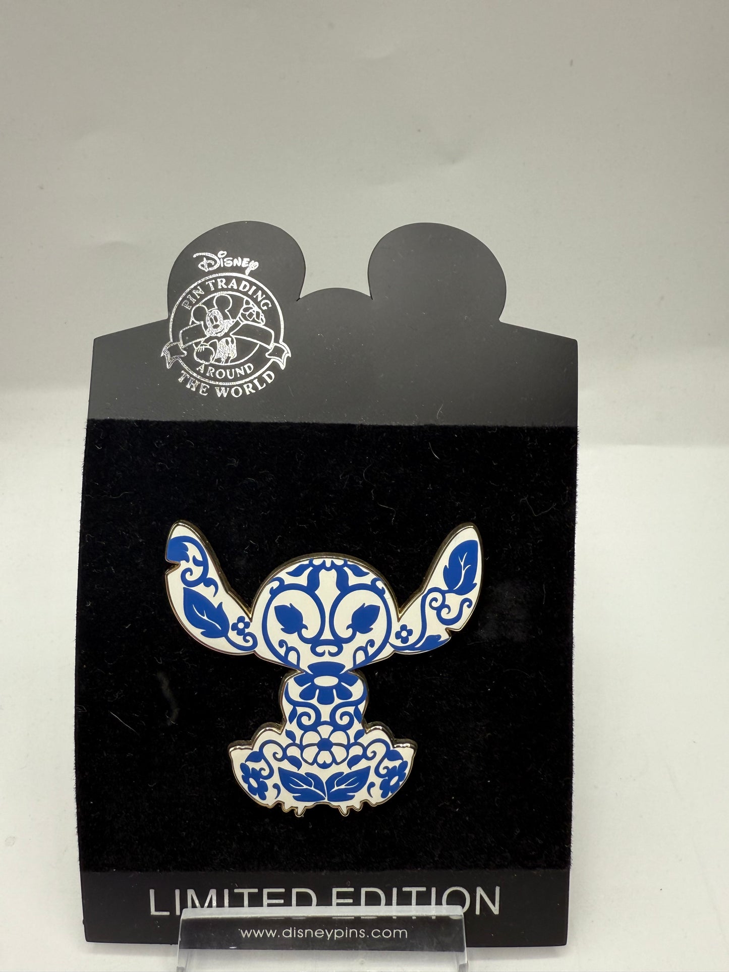 Stitch Shopping Floral LE 135 Disney Pin