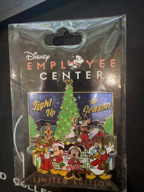 Mickey and Friends Light up Season DEC LE 400 Disney Pin
