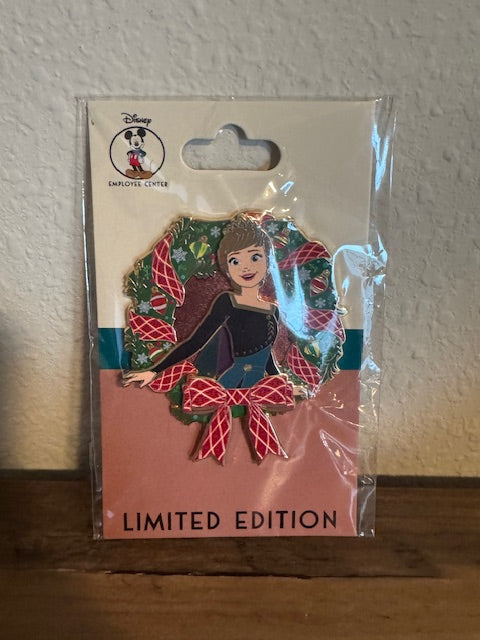 Anna Wreath DEC LE 400 Disney Pin