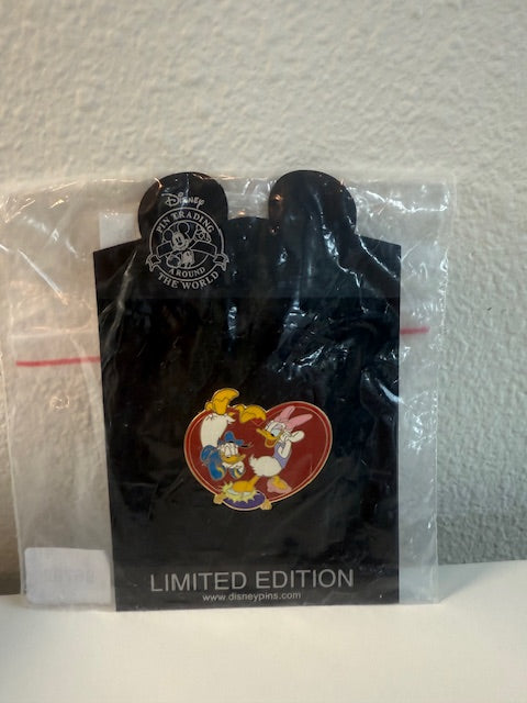 Donald Daisy Slipper Shopping LE 250 Disney Pin