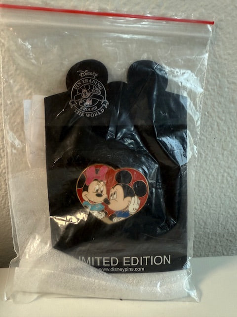 Mickey Minnie Shopping Heart LE 250 Disney Pin
