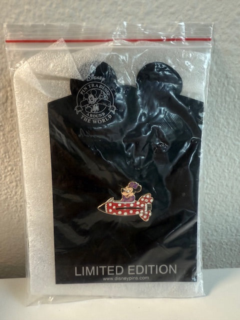 Minnie Mouse Shopping LE Plane Disney Pin