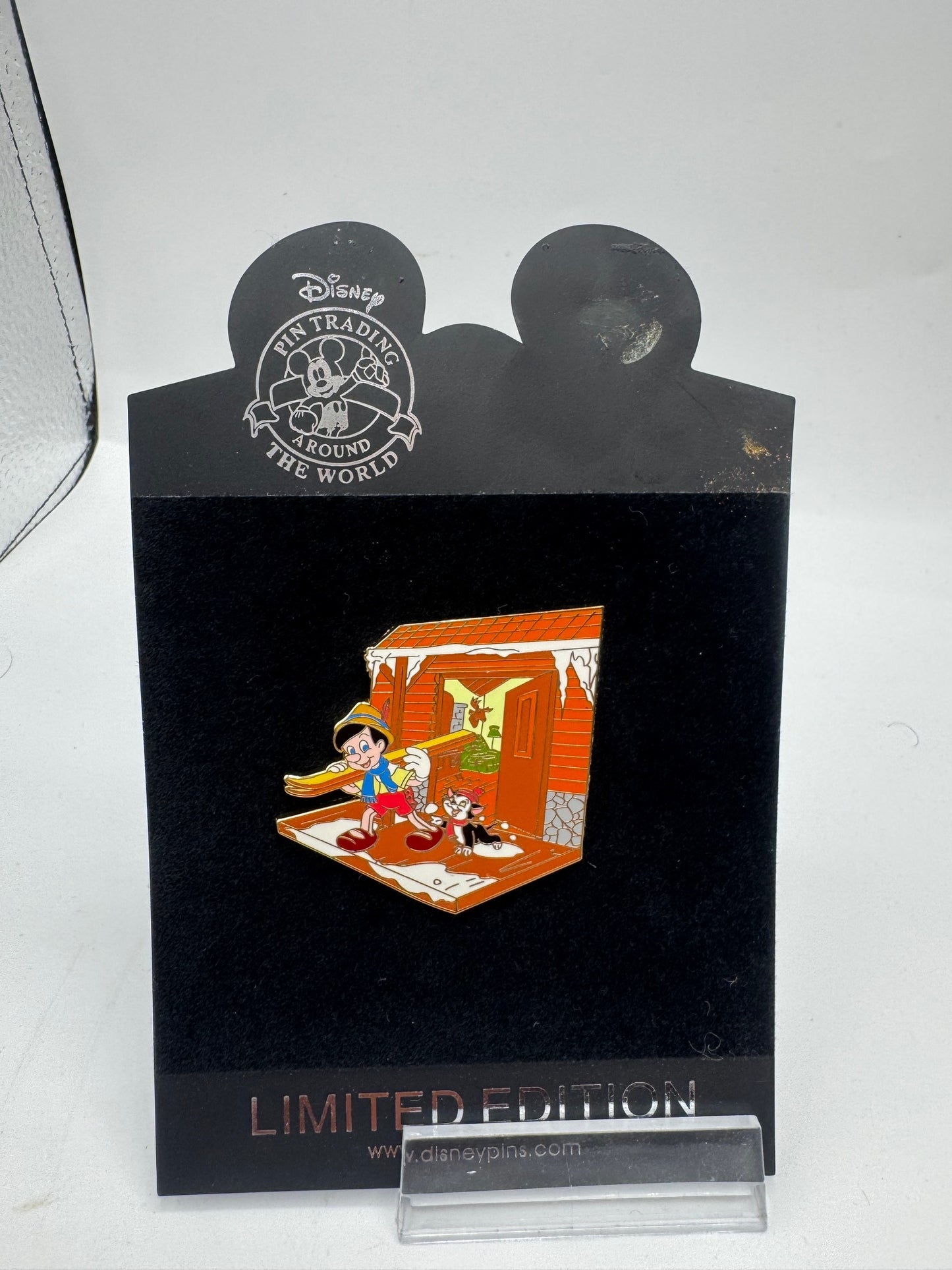 Pinocchio Figaro Shopping Winter Lodge LE 250 Disney Pin