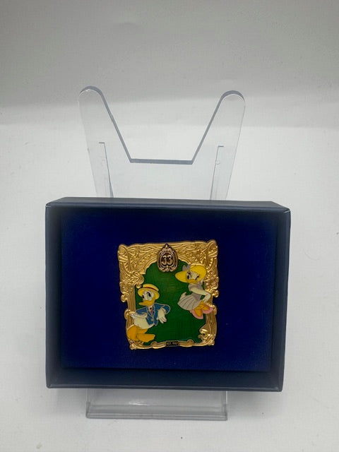 Club 33 Donald and Daisy LE 500 Disney Pin