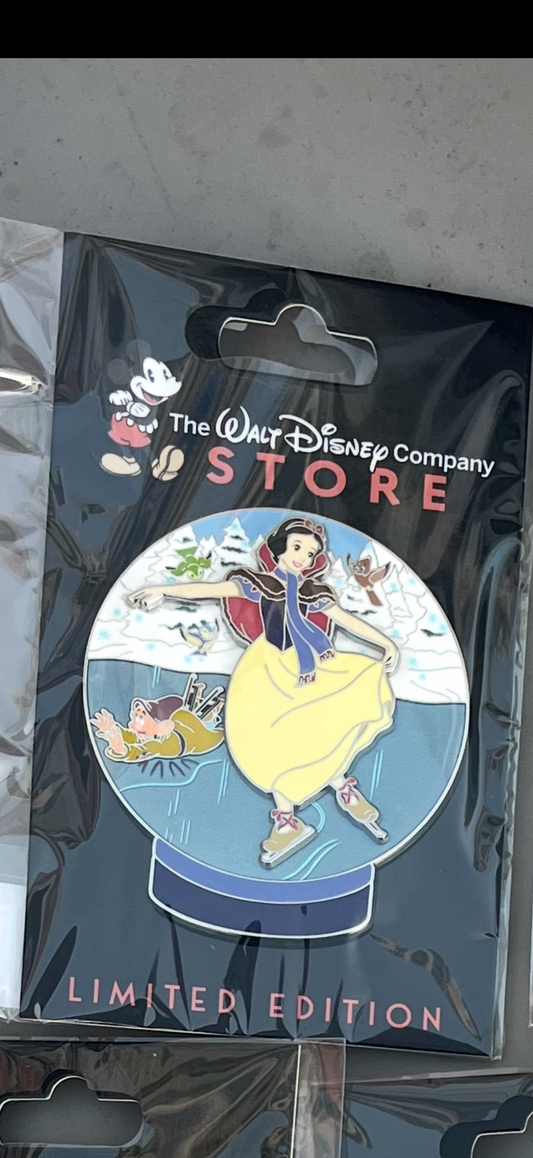 Winter Memories DEC LE 400 Snow White Disney Pin