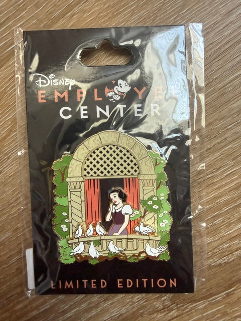 Snow White Window DEC LE 400 Disney Pin