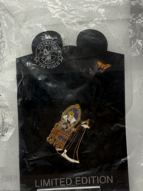 Evil Queen Vanity Mirror Shopping LE 250 Disney Pin