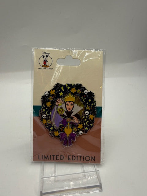 Evil Queen DEC Wreath LE 400 Disney Pin