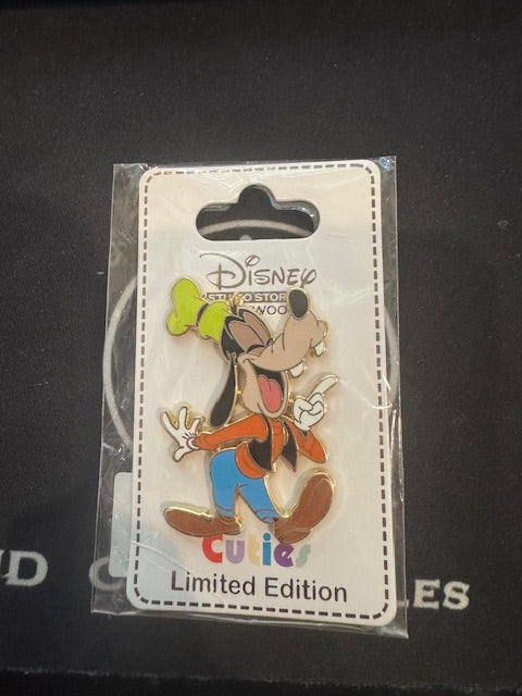 Goofy Cutie DSSH LE 300 Disney Pin