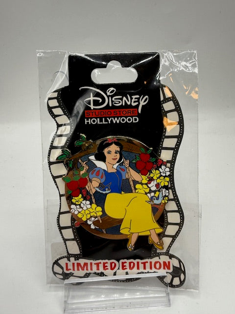 Snow White Swings DSSH LE 400 Disney Pin