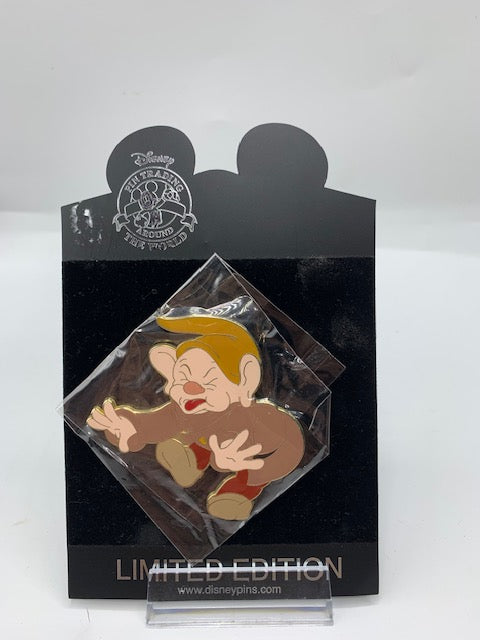 Dopey Dressed Shopping LE 100 Disney Pin