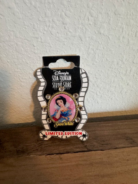 Snow White Mirror DSF LE 300 Disney Pin