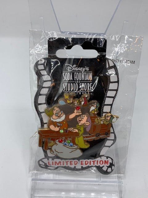 Snow White DSSH LE 300 Disney Pin