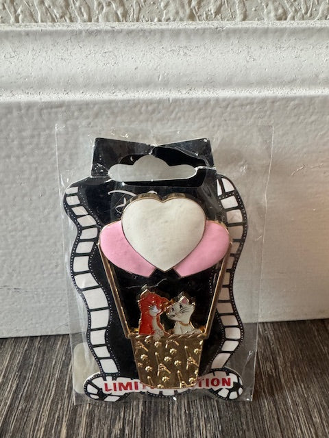 Duchess Thomas Love Ballon DSSH LE 400 Disney Pin CARD BROKEN