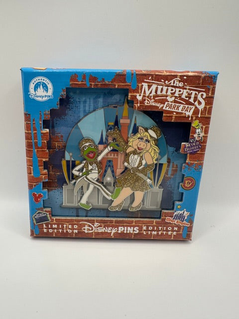 WDW Muppets Park Day Magic Kingdom Kermit and Miss Piggy Jumbo LE 1500 Pin J