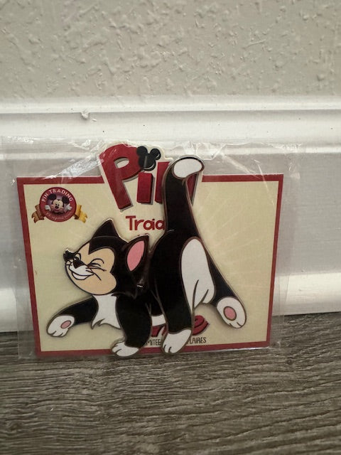 Figaro Pin Trading Time Paris LE 400 Disney Pin
