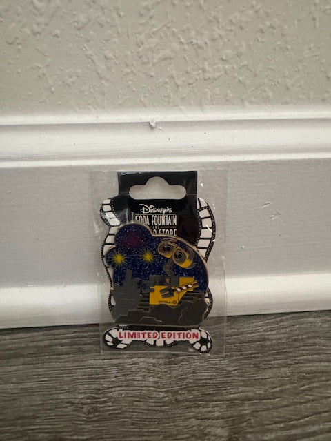 WALL-E 4TH July Happy DSSH LE 400 Disney Pin