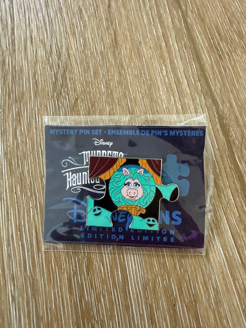Miss Piggy Puzzle Piece LE Disney Pin