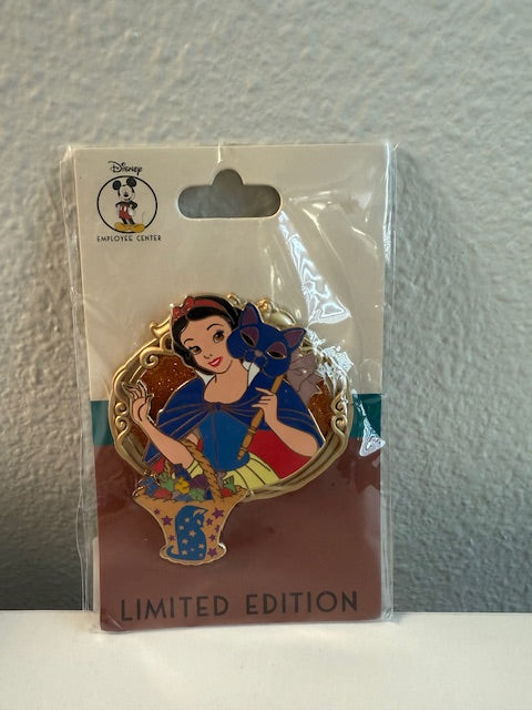 Snow White Maserquade DEC LE 250 Disney Pin