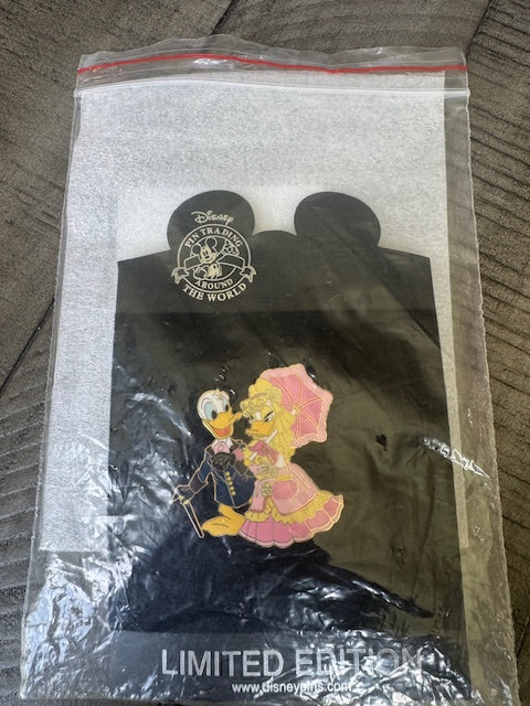 Donald Daisy Shopping Southern Belle LE 250 Disney Pin