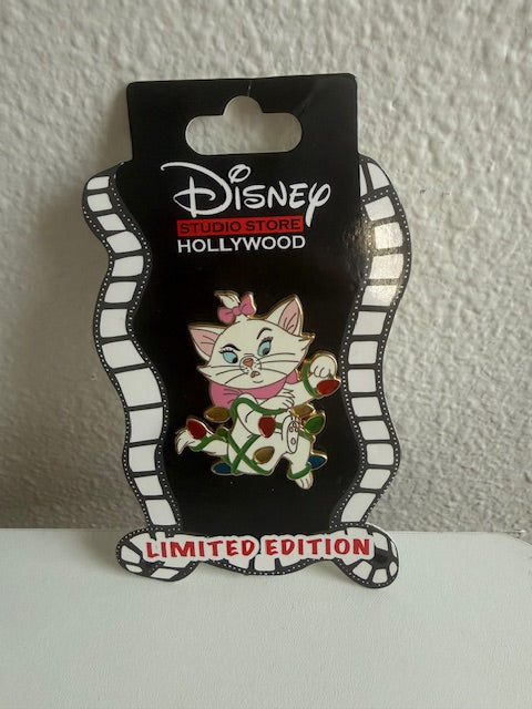 Marie Tangled in Lights DSSH LE 300 Christmas Pin