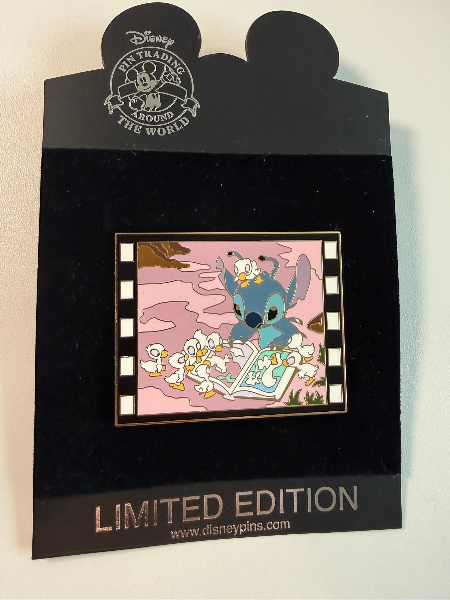 Stitch Ducks Shopping LE 300 Disney Pin