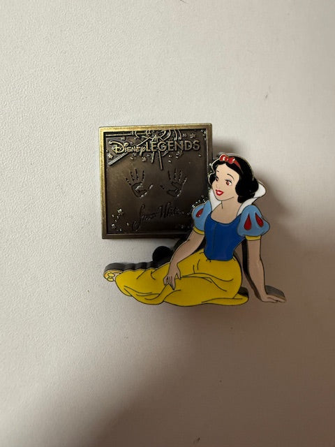 Snow White Mystery DEC Legends Series 1 Disney Pin